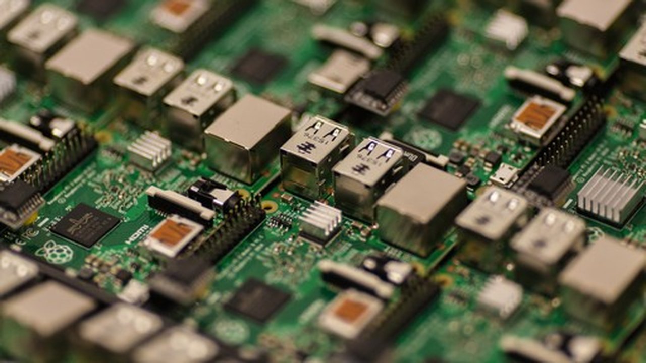 Mais fábricas de aparelhos eletrônicos param parte da produção por falta de chips