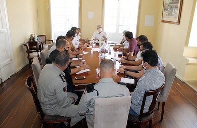 Prefeito Ronaldo Lopes orienta equipe sobre alerta para situação de cheia em Penedo