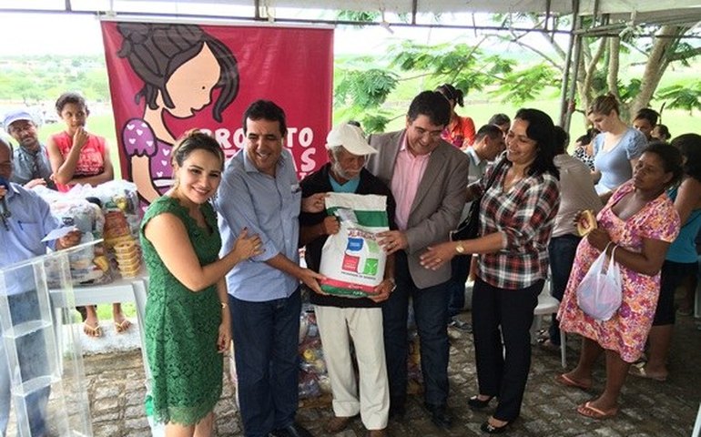 Agricultores de Inhapí e Piranhas recebem 19 mil quilos de sementes