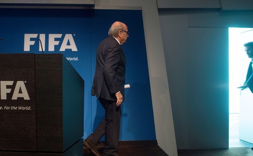 Blatter deixa presidência da Fifa e convoca novas eleições