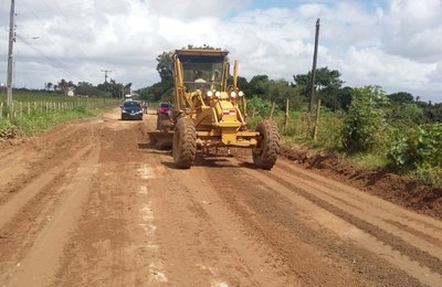 Prefeitura de Arapiraca beneficia oito comunidades com melhoria de estrada vicinal