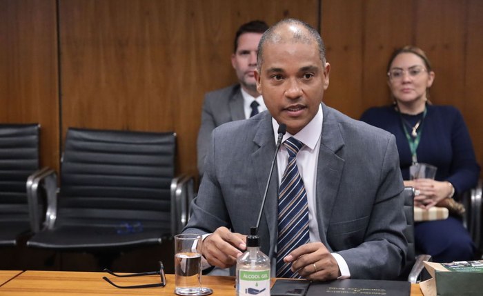Jornalista e consultor em comunicação Clayton Santos
