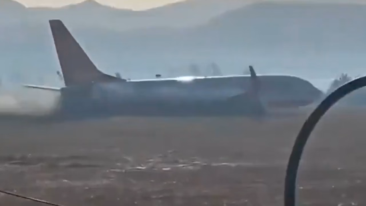 Avião da Coreia do Sul colide com muro e pega fogo; número de mortos chega a 176