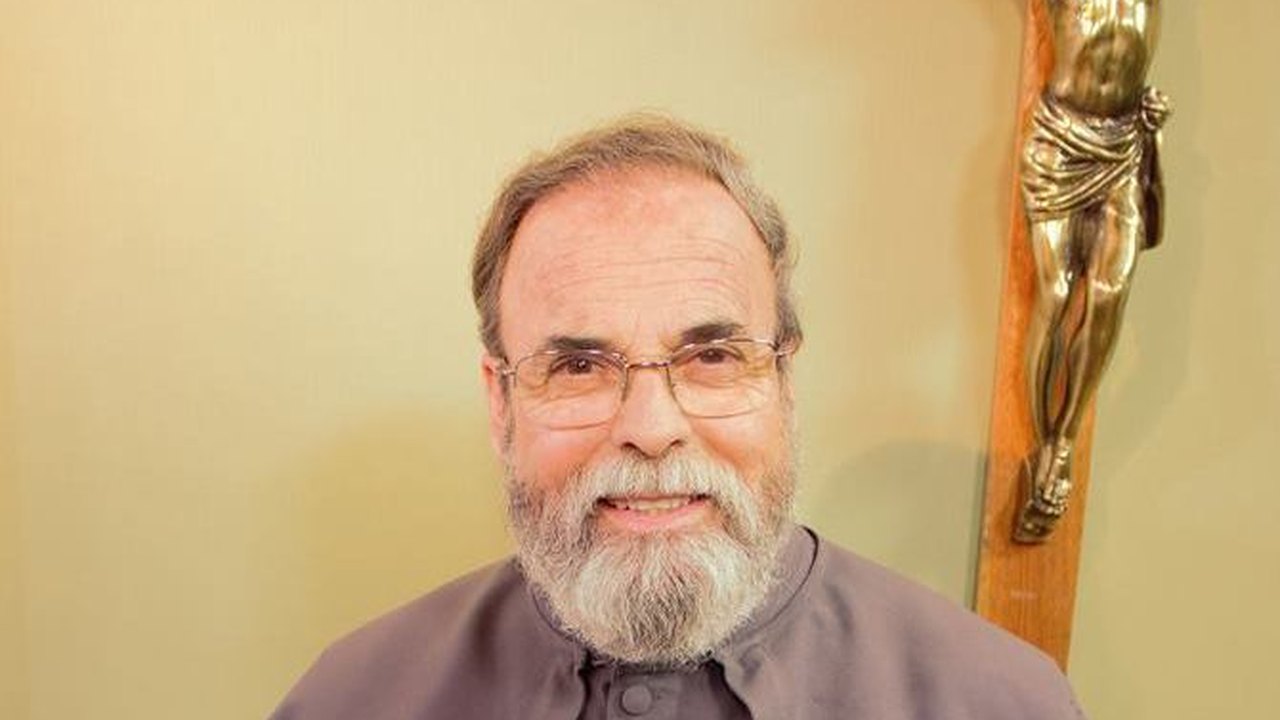 Padre Antonio Maria faz live em Mosteiro vazio durante pandemia do coronavírus