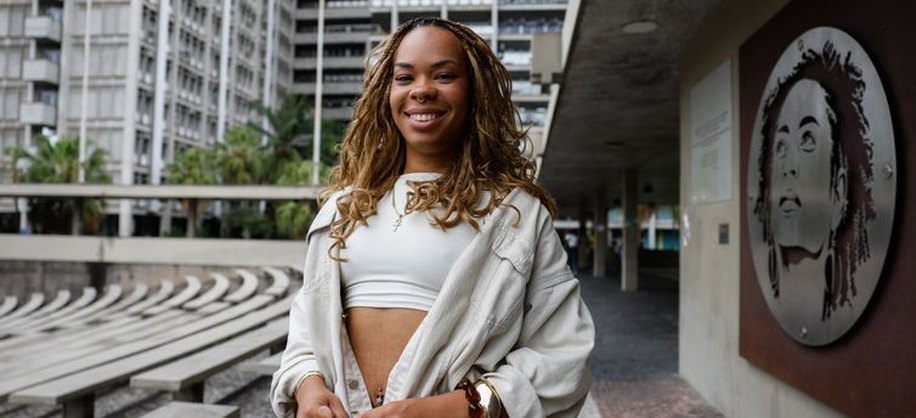 Rio de Janeiro (RJ), 27/08/2026 – Retrato da educadora popular e estudante universitária de História Sara Sant