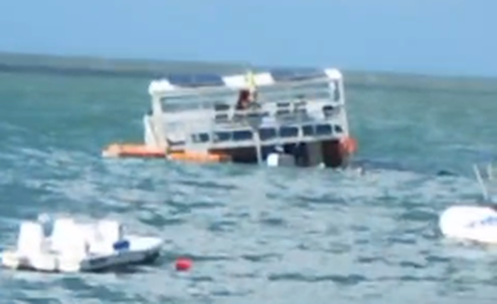 catamarã naufraga na orla de Ponta Verde; bombeiros são acionados