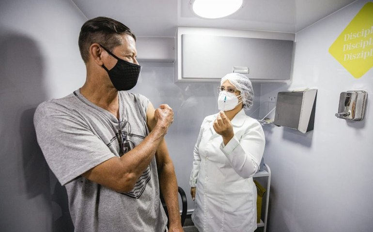 Ônibus da vacina completa mil doses aplicadas no terceiro dia de funcionamento
