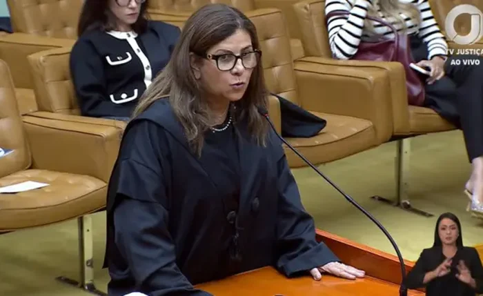 Cláudia Maria de Carvalho em sessão no STF