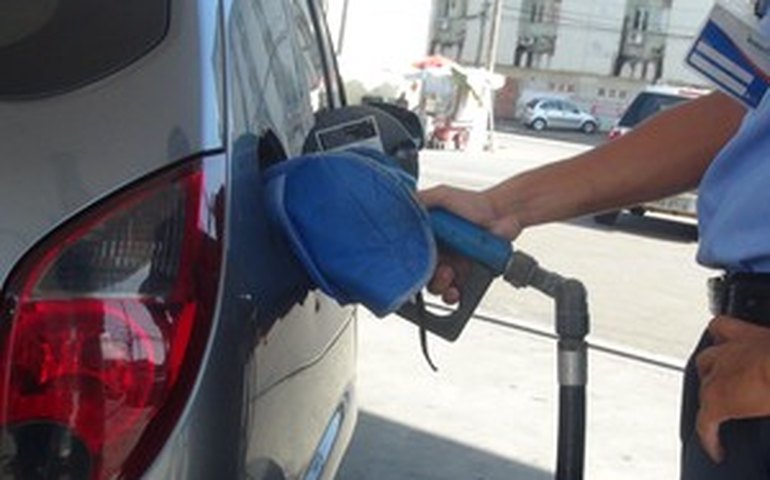 Alagoas ocupa 4º lugar com gasolina mais cara do Nordeste