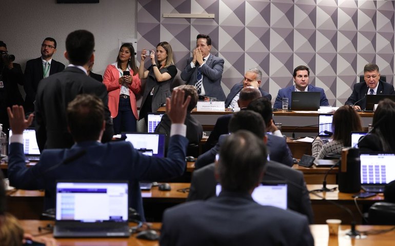 CPMI do INSS aprova convocação de cunhado e ex-namorada de Vorcaro