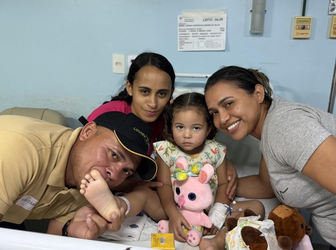 Após quase um mês internada, criança vítima de capotamento recebe alta do HGE