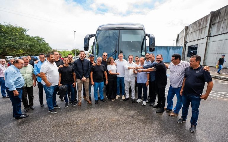 Luciano Barbosa entrega ônibus zero km ao ASA avaliado em R$ 1,7 milhão