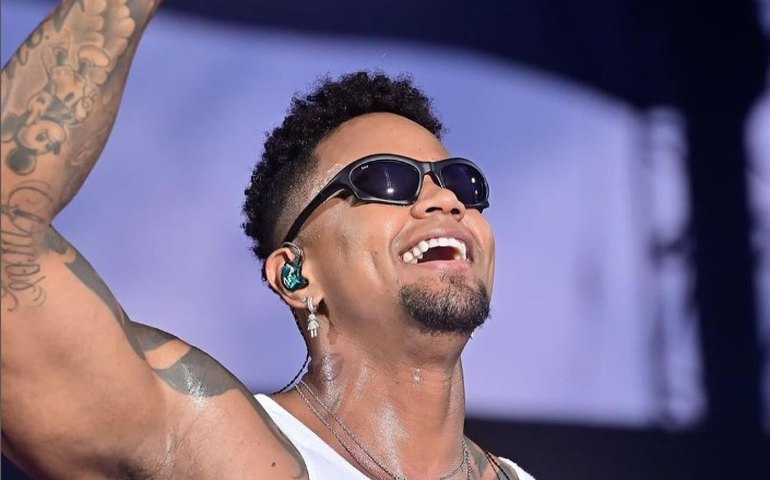 Léo Santana rebate críticas por usar imagem com alusão ao diabo em show