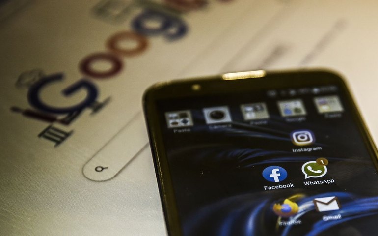Google e Facebook devem retirara anúncios falsos sobre o Desenrola