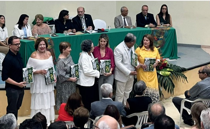 Colaboradores recebem exemplar do livro que conta a história da Faculdade de Medicina Colaboradores recebem exemplar do livro que conta a história da Faculdade de Medicina