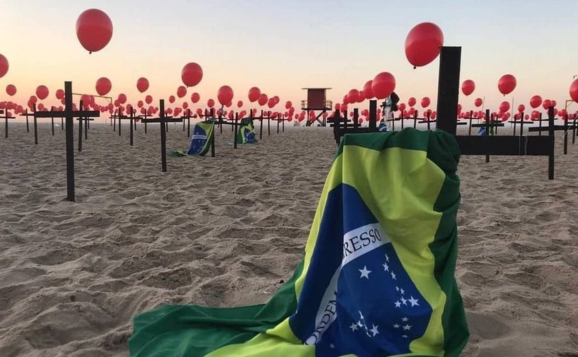 ONG faz protesto em Copacabana por quase 100 mil brasileiros mortos por covid-19