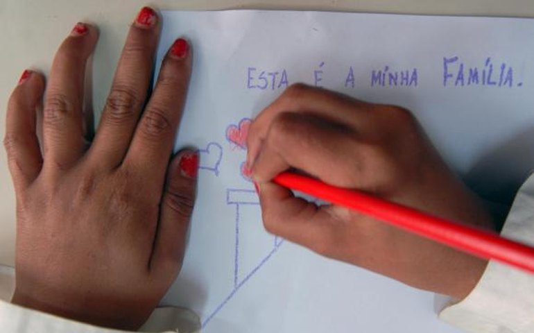 758 milhões de adultos não liam ou escreviam uma frase simples em 2015