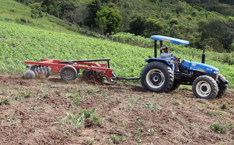 Prefeitura de Santana do Mundaú disponibiliza maquinário para agricultores