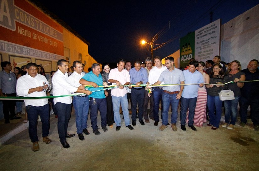 Prefeito Júlio Cezar inaugura obra de pavimentação de ruas em Palmeira