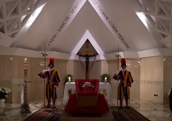 Papa Francisco rompe tradição e escolhe funeral simples no Vaticano; veja imagens