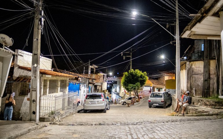 Brota na Grota: nova iluminação em LED é levada às comunidades do Ary e Caveira