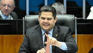 Empresários buscam Davi Alcolumbre para debater fim da escala 6x1