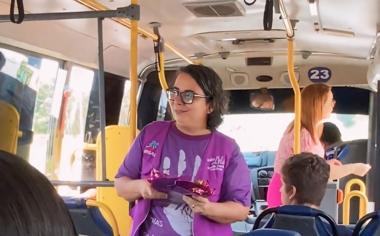 Sala Lilás da Arsal participa de ação Passageira Segura na Rodoviária