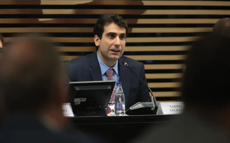 Galípolo reforça cautela na condução dos juros