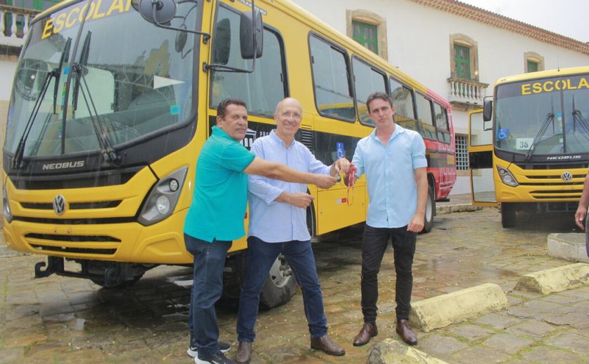 Prefeito Ronaldo Lopes entrega dez ônibus para transporte escolar