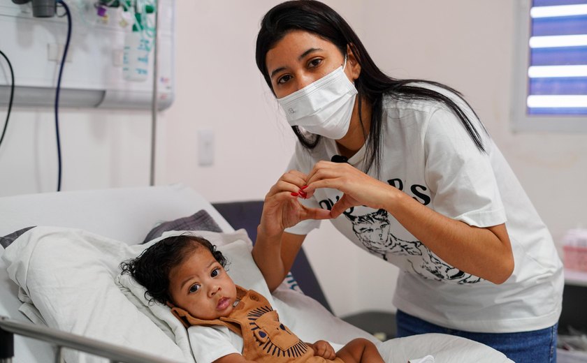 Após três meses de internação, bebê de 7 meses recebe alta do Hospital da Criança de Alagoas