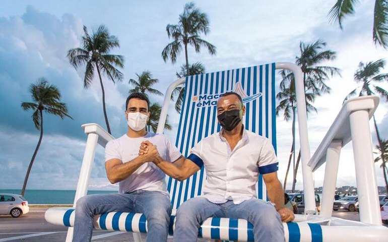 Ex-jogador Cafu visita cadeira de praia gigante na orla marítima de Maceió