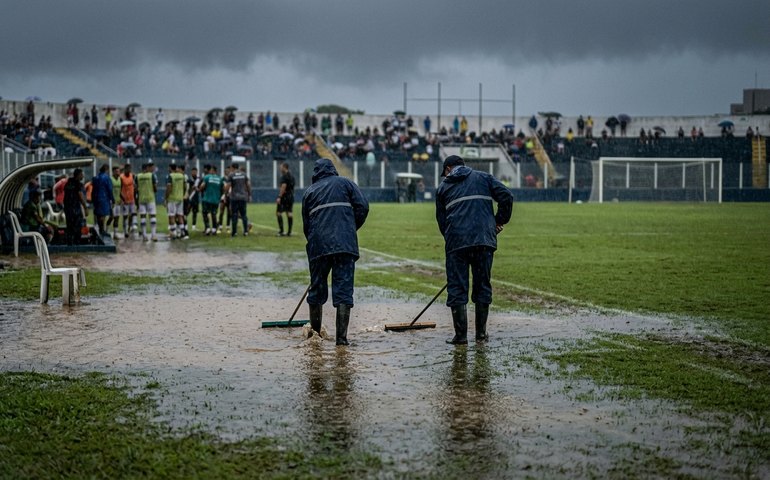 Fortes chuvas atrasam início do jogo entre Remo e Vasco em Belém