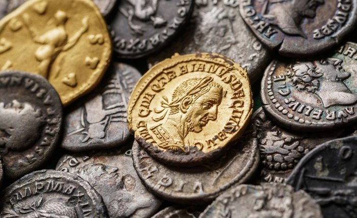Desenterram na Inglaterra maior botija de moedas de Nero alguma vez achada no Império Romano (FOTOS)