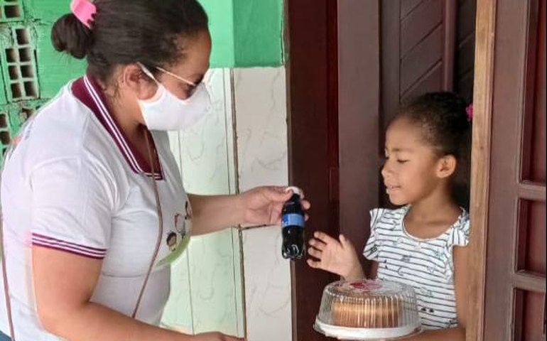 Assistência Social da Prefeitura de Santana do Mundaú entrega lanches a 300 crianças e adolescentes do município