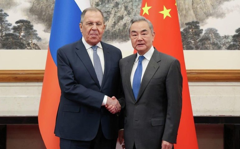 Ocidente mantém 'jogos perigosos' sobre Taiwan, diz Lavrov em encontro com chanceler chinês