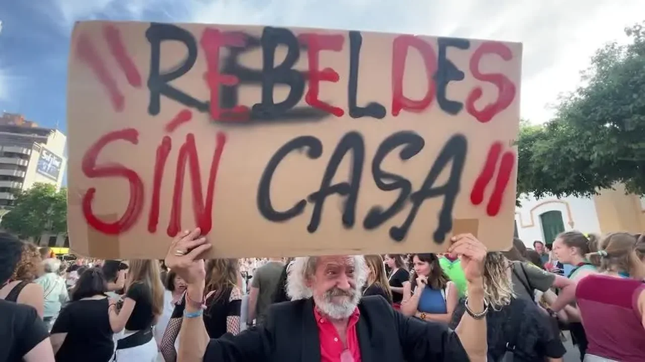 Espanhóis protestam contra o turismo em massa e o aumento dos preços de moradia no país