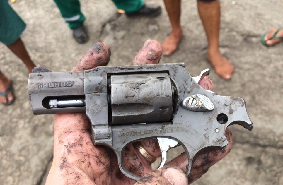 arma encontrada no mangue Estância / Foto: Redes Sociais