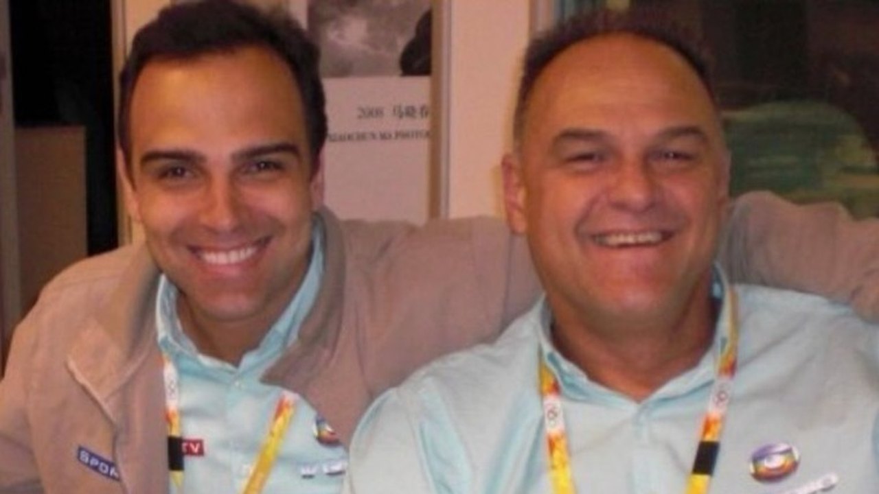 Tadeu Schmidt quebra protocolo no BBB 26 e se emociona ao revelar luto pela morte de Oscar