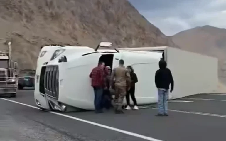 O FBI usa veículo blindado para remover caminhão tombado da rodovia