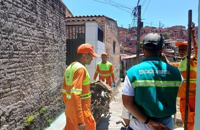 Alurb intensifica orientações sobre descarte em córrego da Vila do Ary