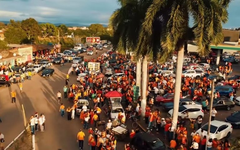 Passeata de Tia Júlia tem baixa adesão apesar de pressão sobre servidores contratados; imagens de drone desmentem propaganda “chapa branca”