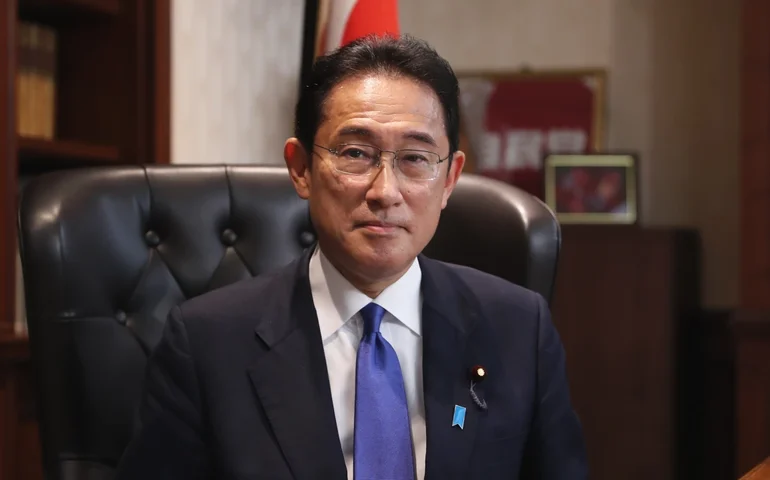 Primeiro-ministro japonês come peixe de Fukushima para incentivar consumo: ‘Seguro e delicioso’; vídeo