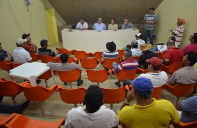 Prefeito Isnaldo Bulhões se reúne com transportadores escolares de Santana