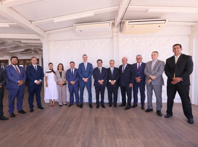 Desembargador Carlos Cavalcanti recebe nova diretoria da Almagis