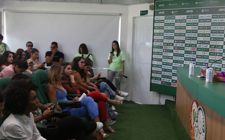 Palmeiras anuncia Abel Ferreira até 2025 em coletiva só para mulheres