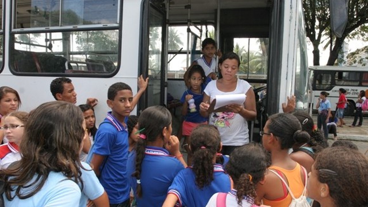 Após adesão dos municípios ao transporte escolar, governador veta Passe Livre