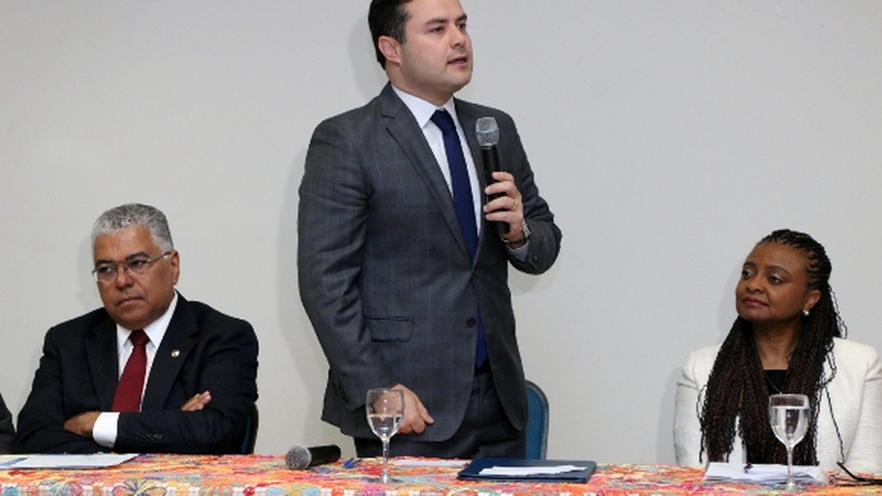 Renan Filho aponta eixos fundamentais para a educação