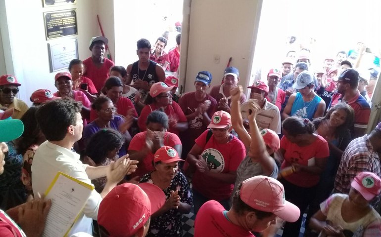 Prefeito de Penedo recebe líderes do acampamento do MST