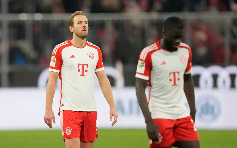 Bayern de Munique perde de virada e fica mais longe do líder Leverkusen no Campeonato Alemão