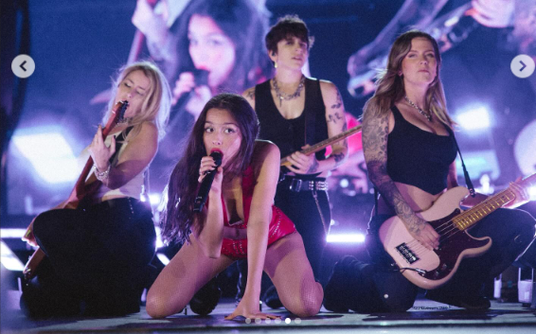 Olivia Rodrigo faz terapia coletiva no Lollapalooza